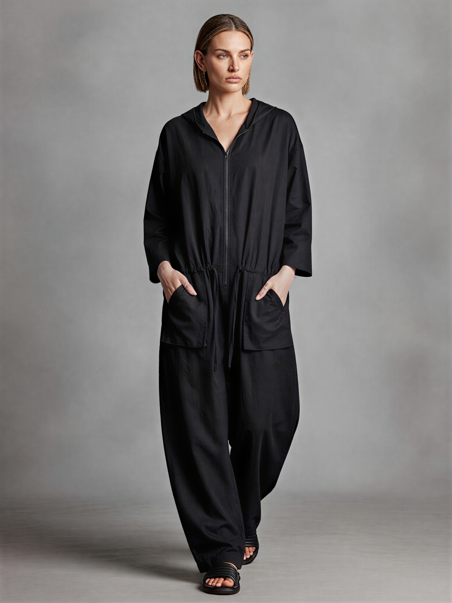 Narelle™ | Zwarte jumpsuit van linnenmix, met capuchon, doorlopende ritssluiting met wijde pijpen
