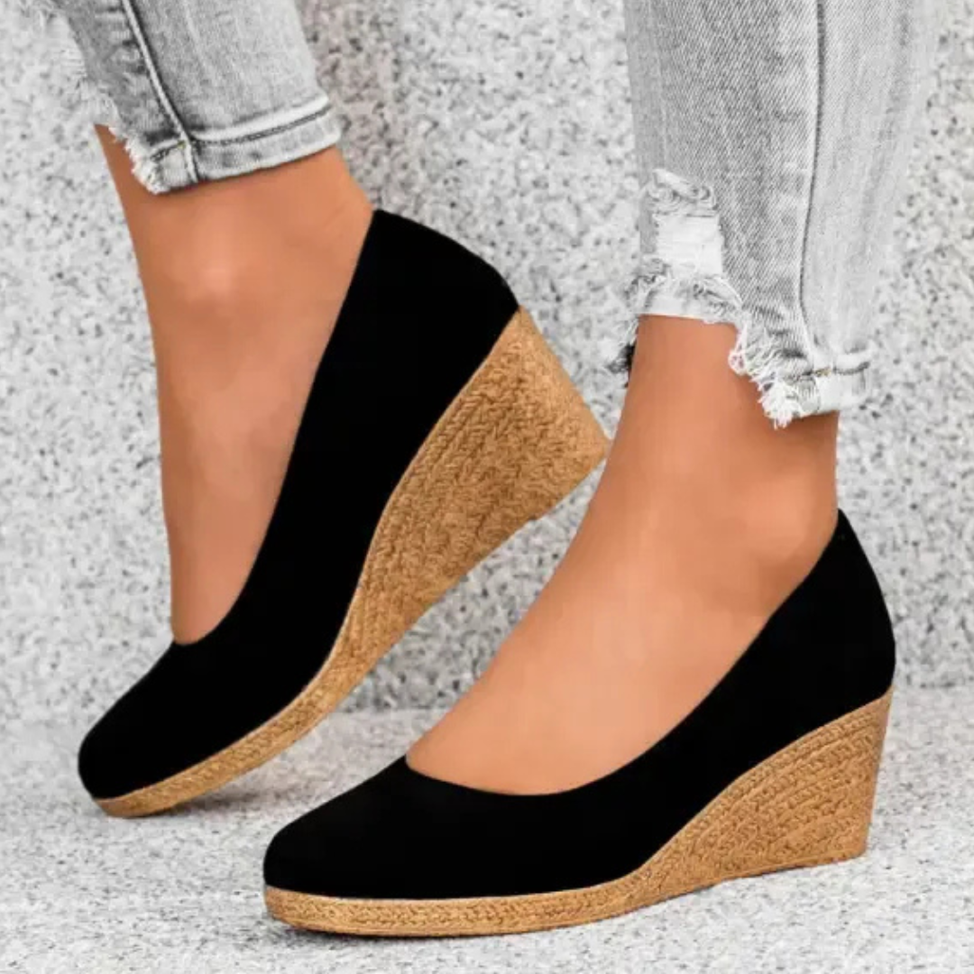 Dorothe - Black Low-Heeled Pumps