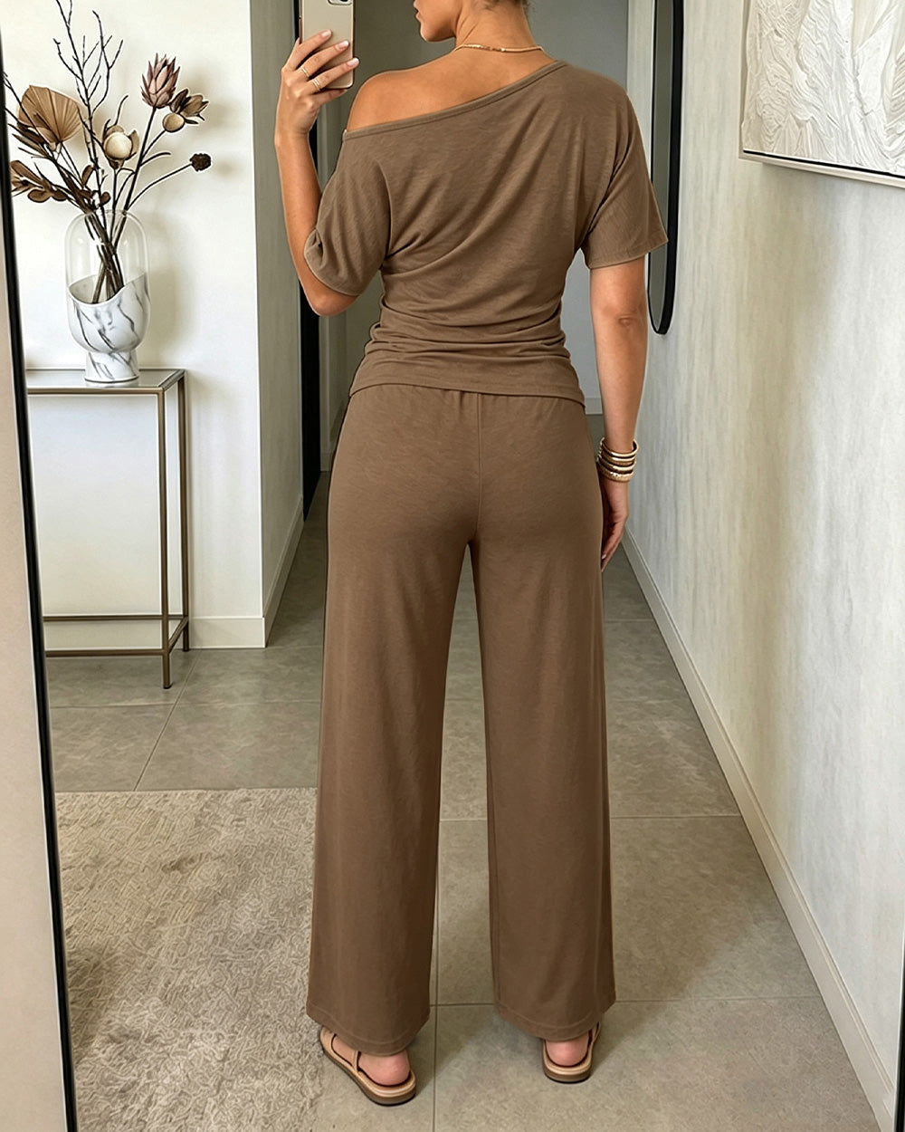Aven™ | Tweedelige loungeset met schuine halslijn, broek met hoge taille en wijde pijpen