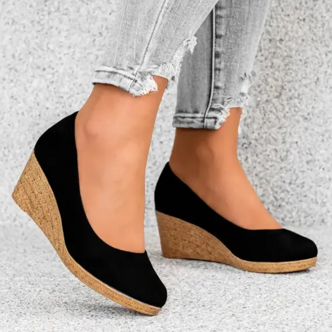 Dorothe - Black Low-Heeled Pumps