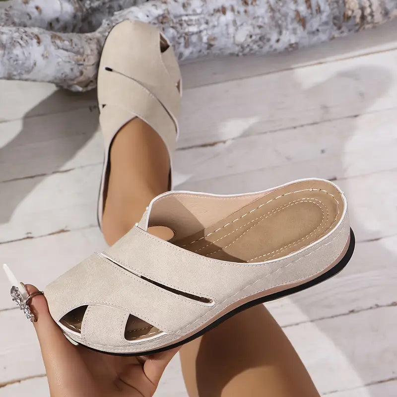 Chloe - Wedge sandals with a round toe and a platform sole