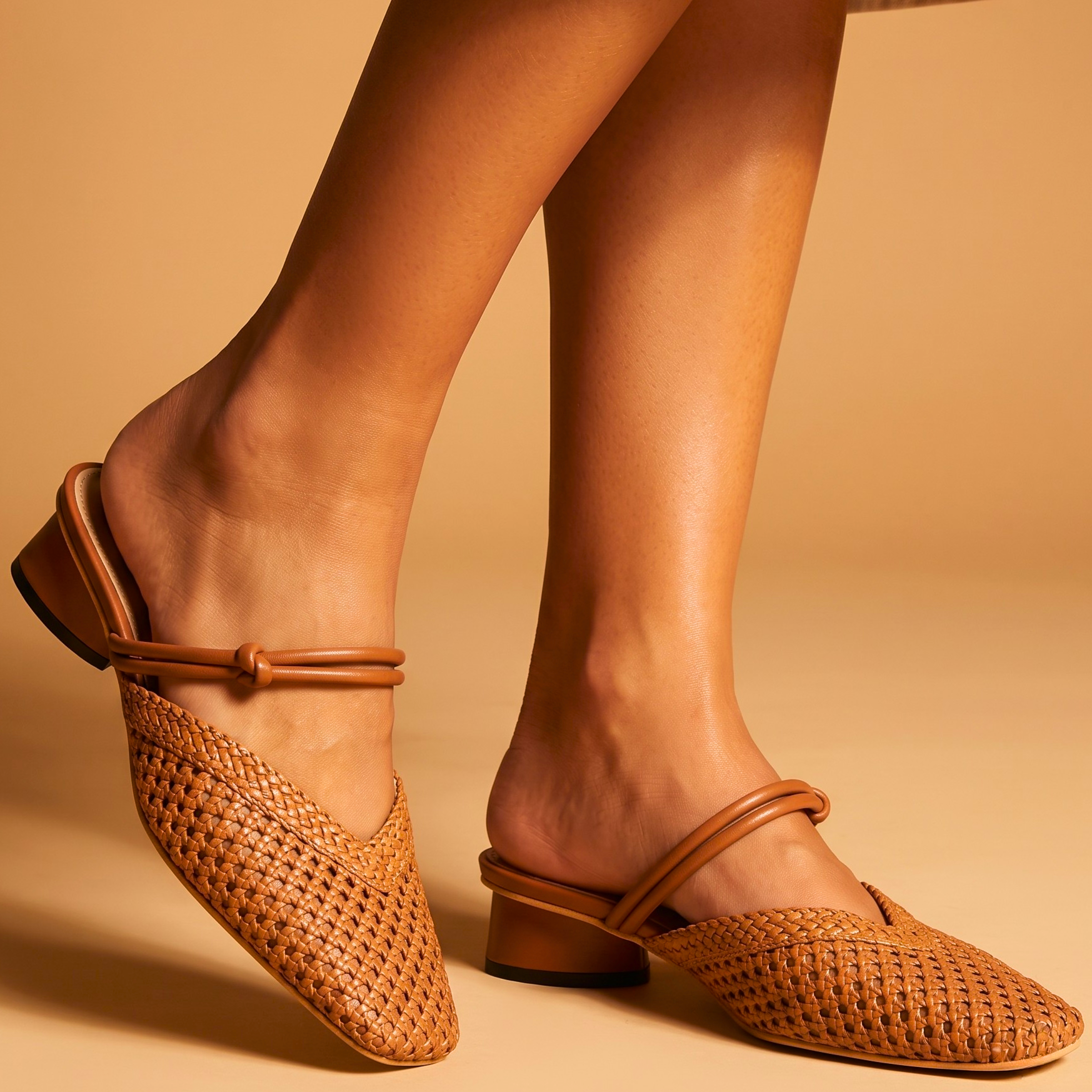 Fenna™ | Mules met geweven riem van wilgenhout