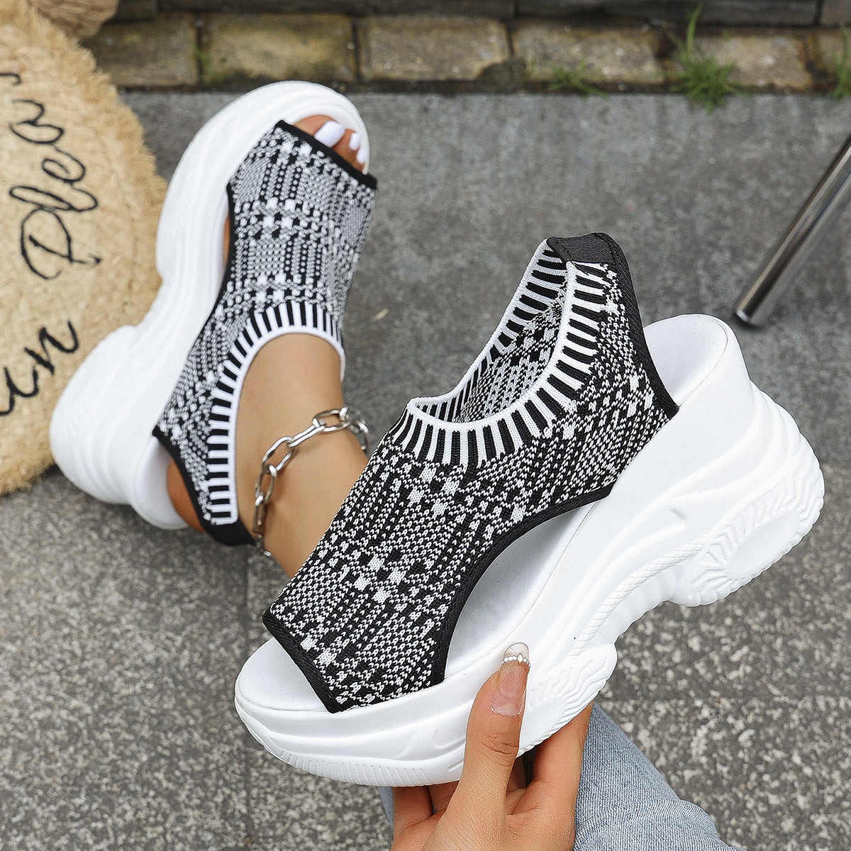 Lisa - Athletic sandals with thick soles