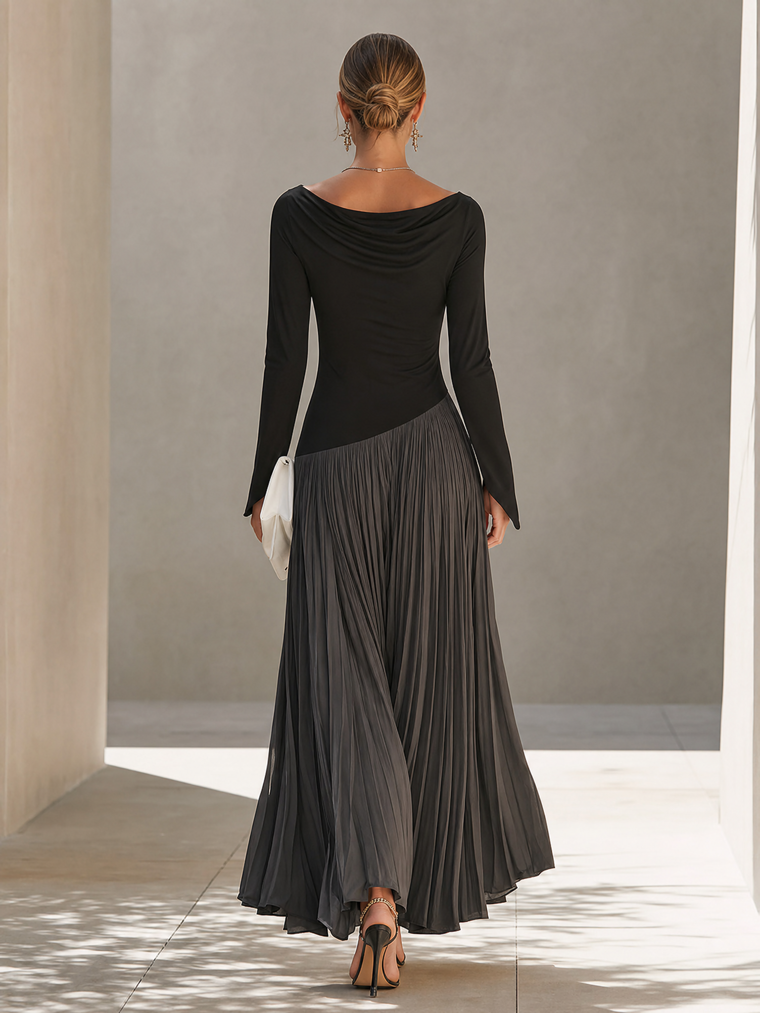Elara™ | Minimalistische maxi-jurk met tweekleurig kleurblokdesign en gedrapeerde halslijn