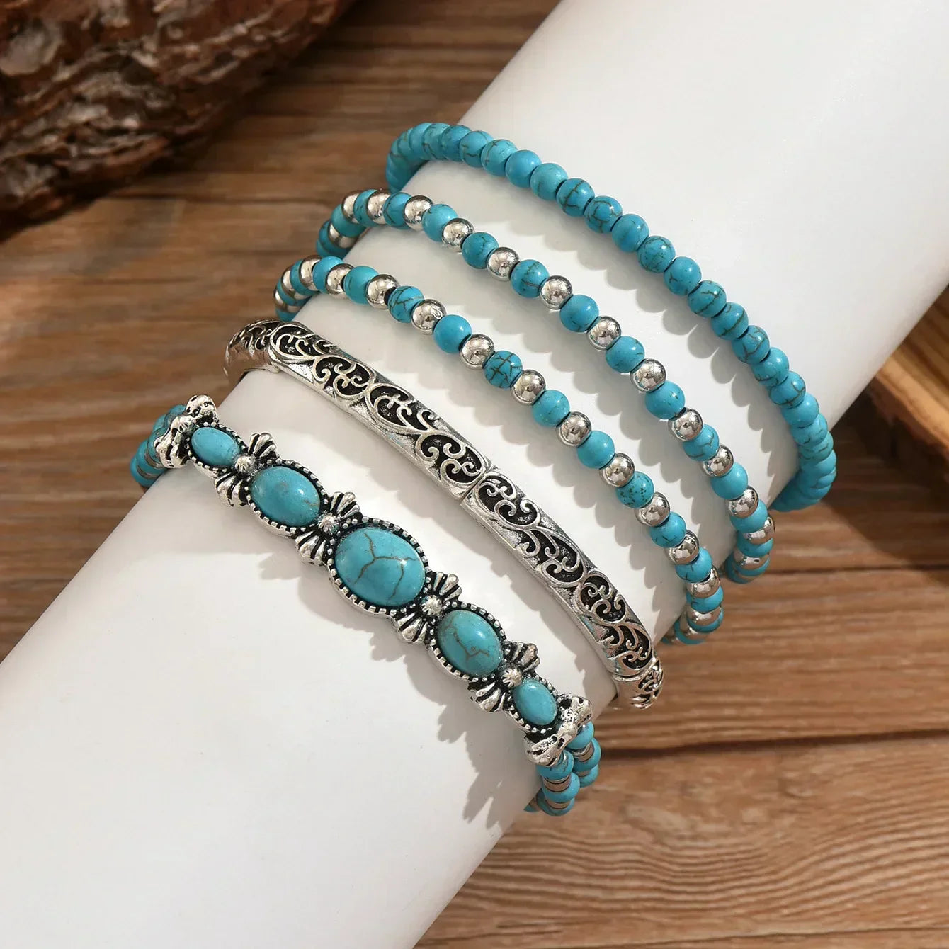 Set met Boheemse armbanden met turkooizen kralen