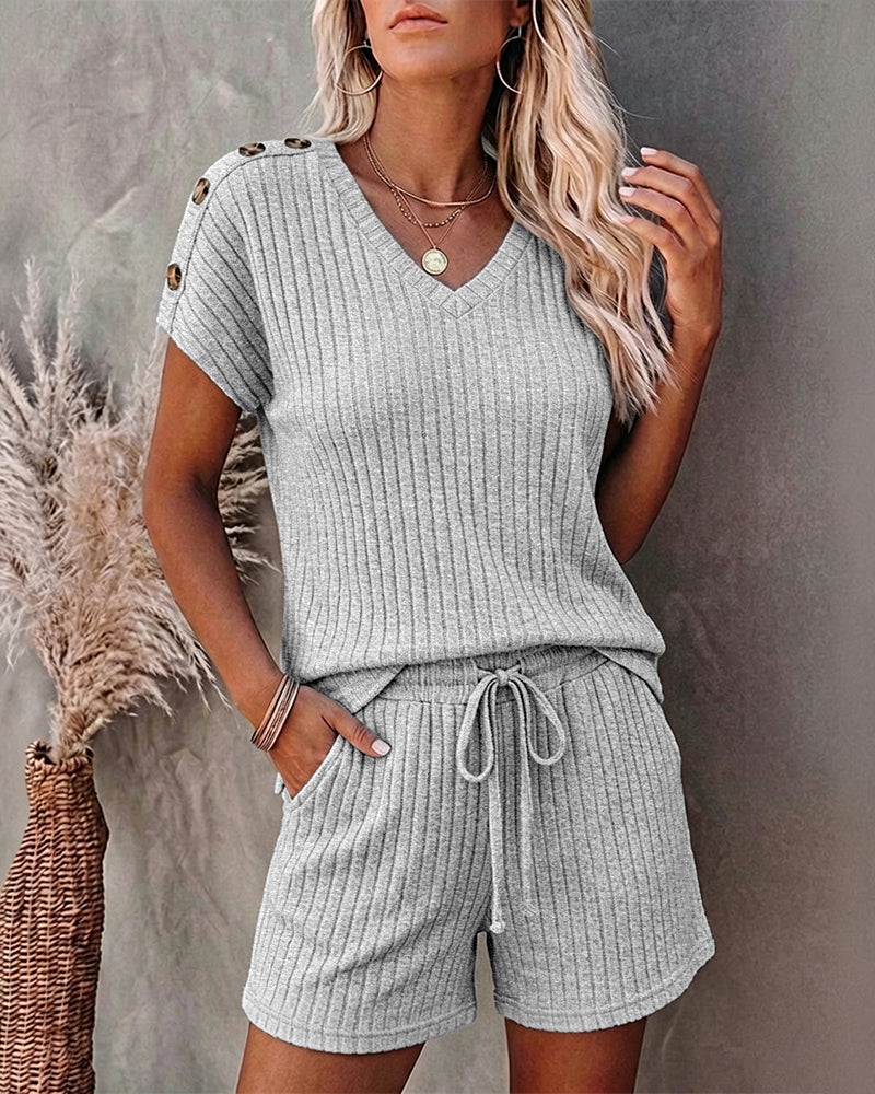 Denise™ | Tweedelige outfits voor dames van geribbeld breiwerk: set bestaande uit een top met V-hals en korte mouwen en een short met trekkoord – casual loungepakken met zakken