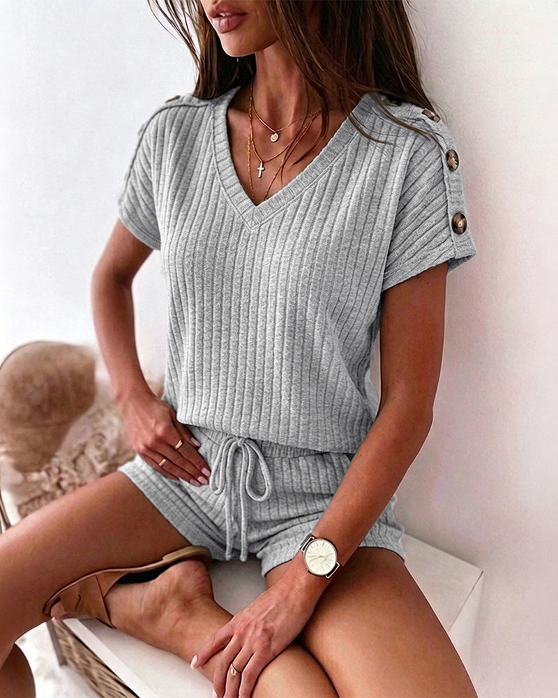 Denise™ | Tweedelige outfits voor dames van geribbeld breiwerk: set bestaande uit een top met V-hals en korte mouwen en een short met trekkoord – casual loungepakken met zakken