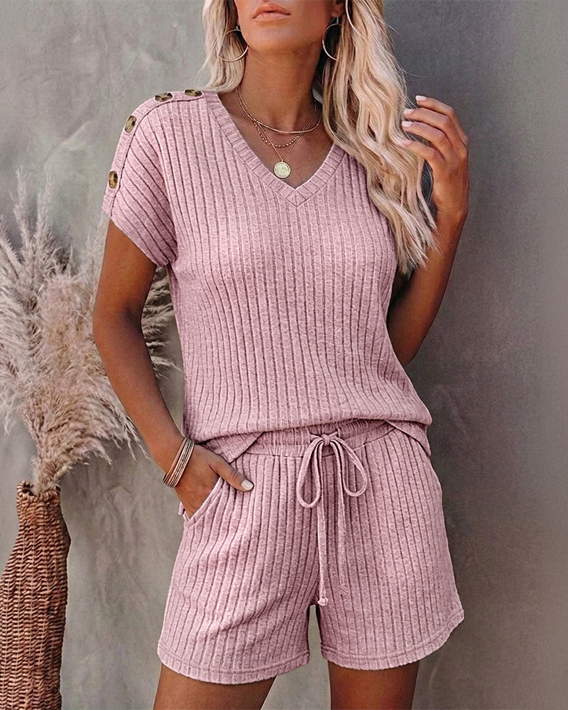 Denise™ | Tweedelige outfits voor dames van geribbeld breiwerk: set bestaande uit een top met V-hals en korte mouwen en een short met trekkoord – casual loungepakken met zakken
