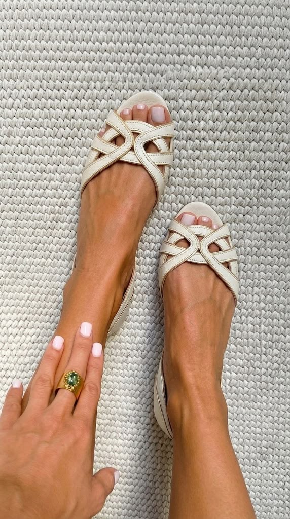 Camilla | Elegante crèmekleurige gevlochten sandalen