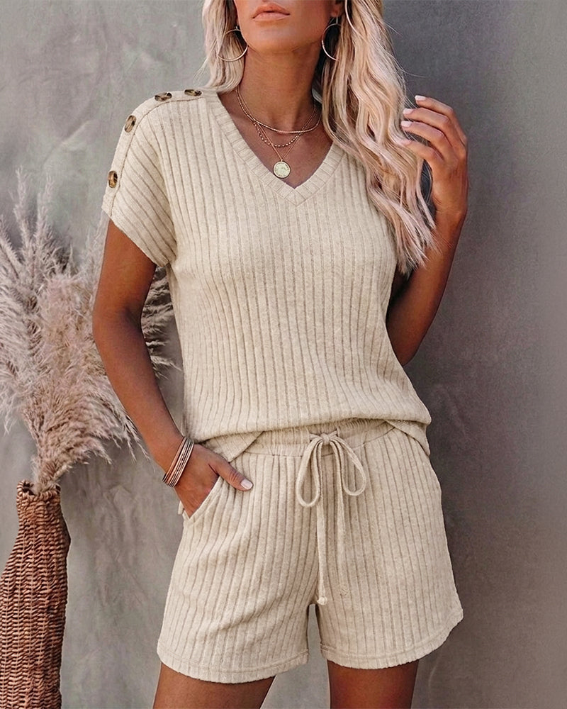 Denise™ | Tweedelige outfits voor dames van geribbeld breiwerk: set bestaande uit een top met V-hals en korte mouwen en een short met trekkoord – casual loungepakken met zakken