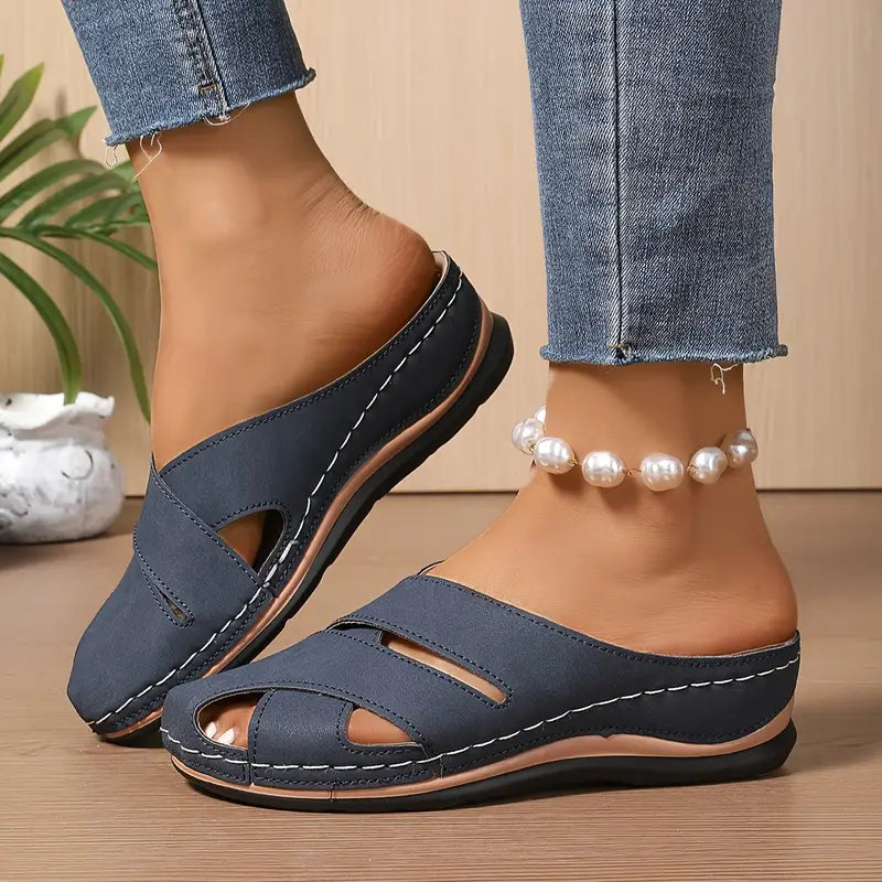 Chloe - Wedge sandals with a round toe and a platform sole