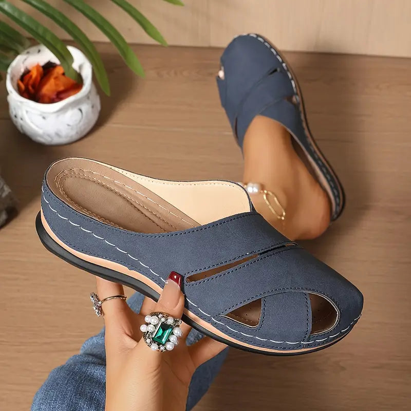 Chloe - Wedge sandals with a round toe and a platform sole