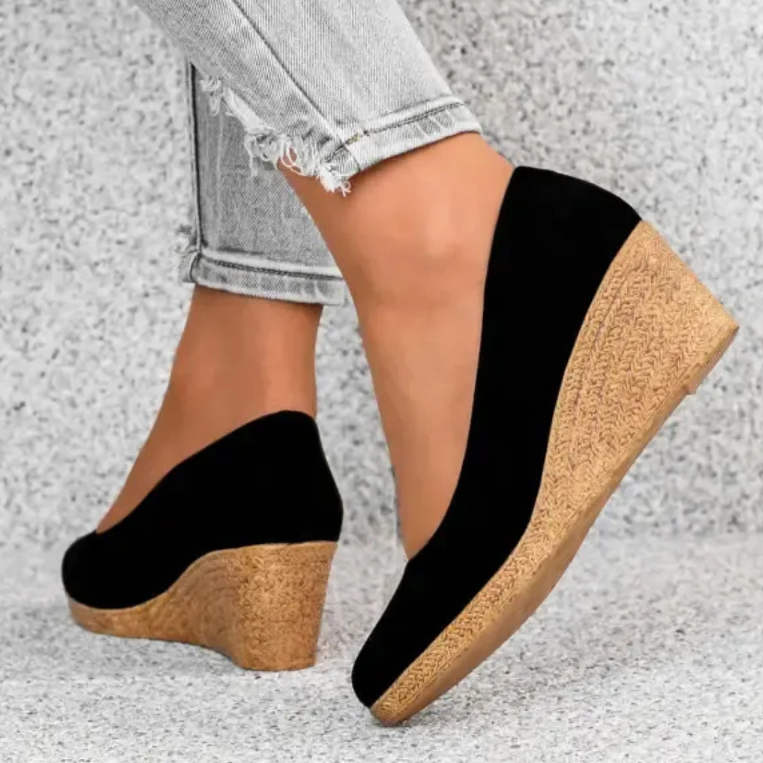 Dorothe - Black Low-Heeled Pumps
