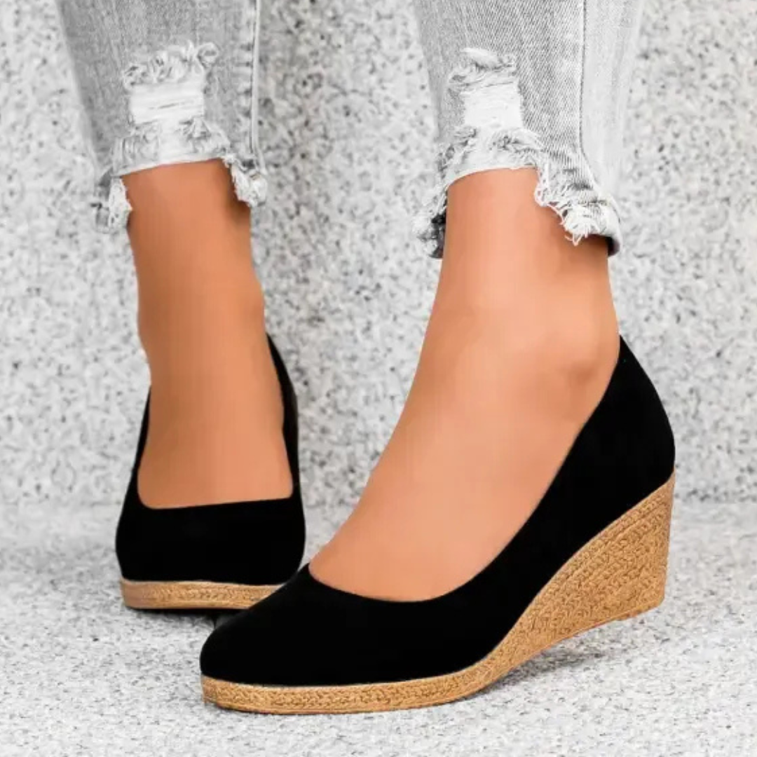 Dorothe - Black Low-Heeled Pumps