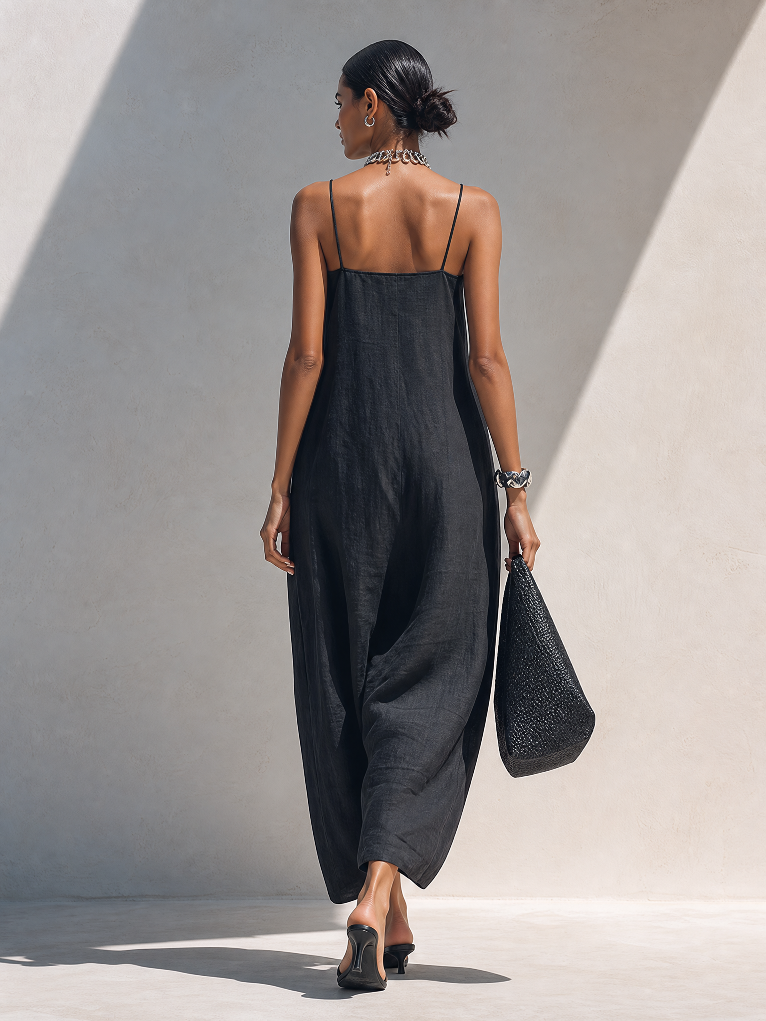 Nynke™ | Minimalistische, effen zwarte maxi-jurk met gerimpelde halslijn en spaghettibandjes
