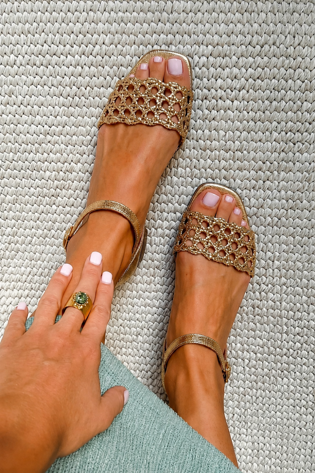 Aurora | Gouden sandalen: Zomerse betovering