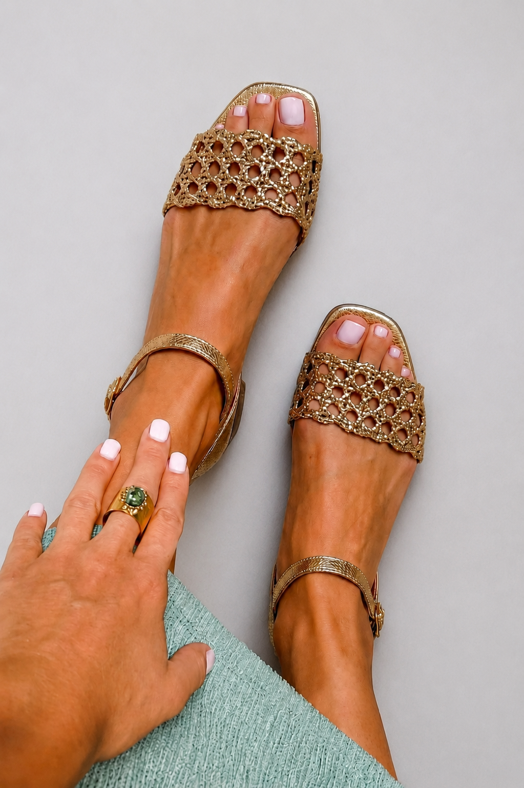 Aurora | Gouden sandalen: Zomerse betovering