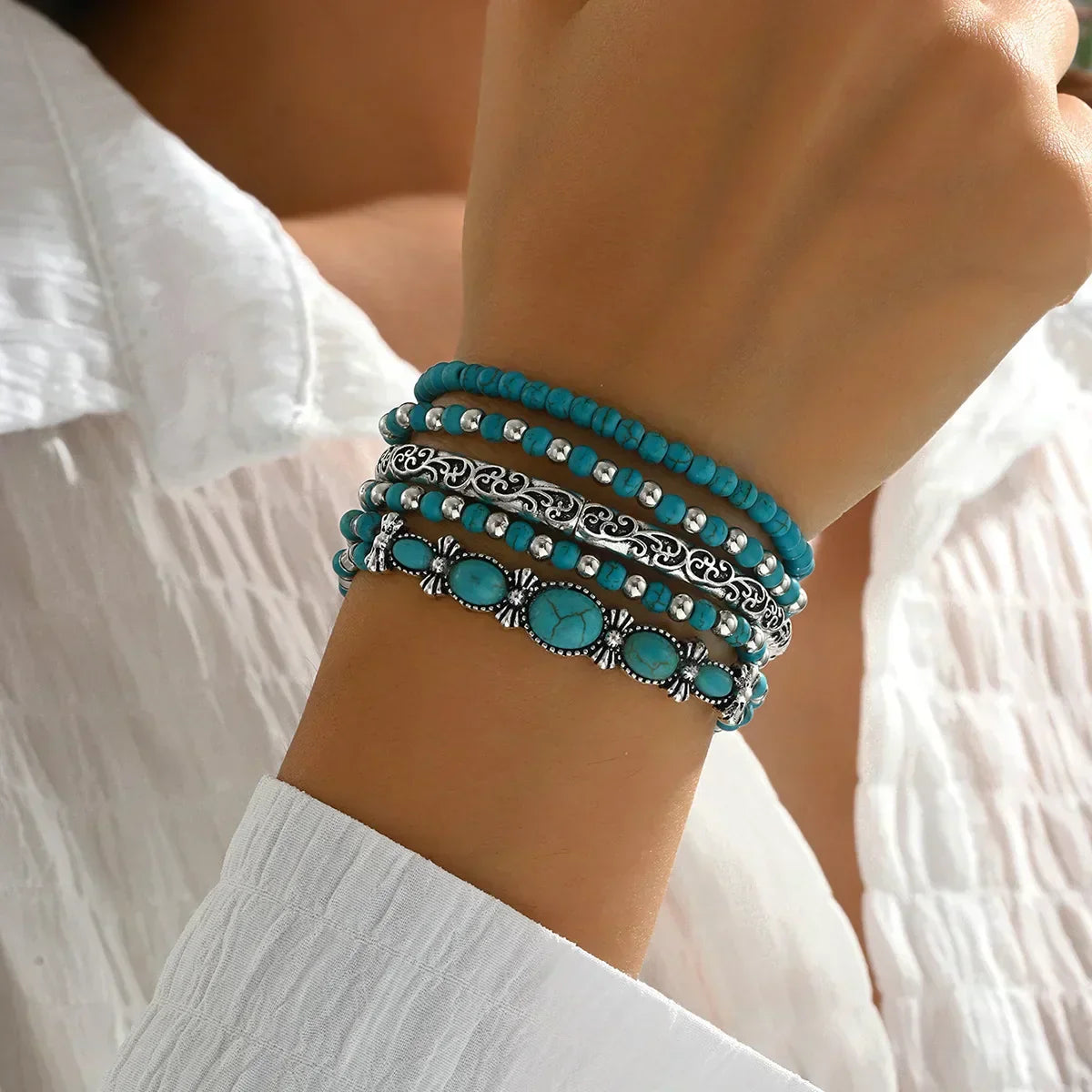 Set met Boheemse armbanden met turkooizen kralen