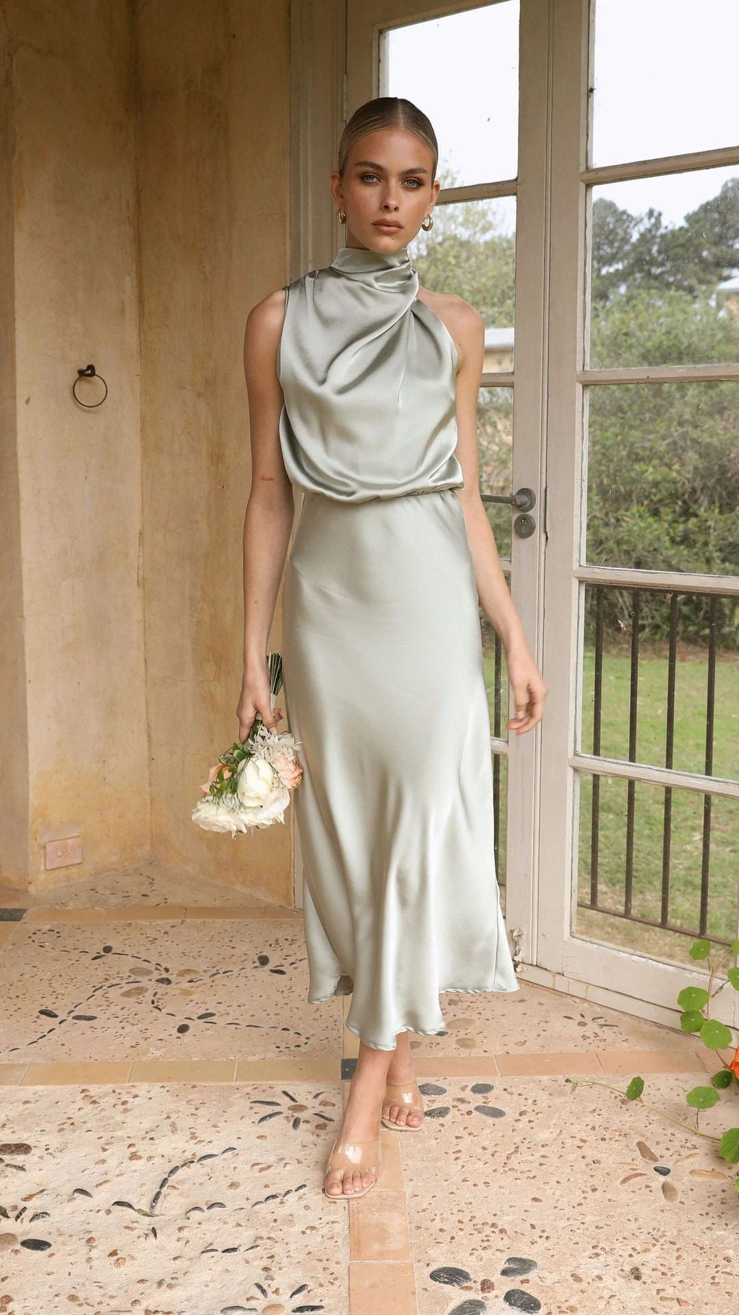 Amber™ - Elegante Satijnen Jurk Met Hoge Hals Licht Goud
