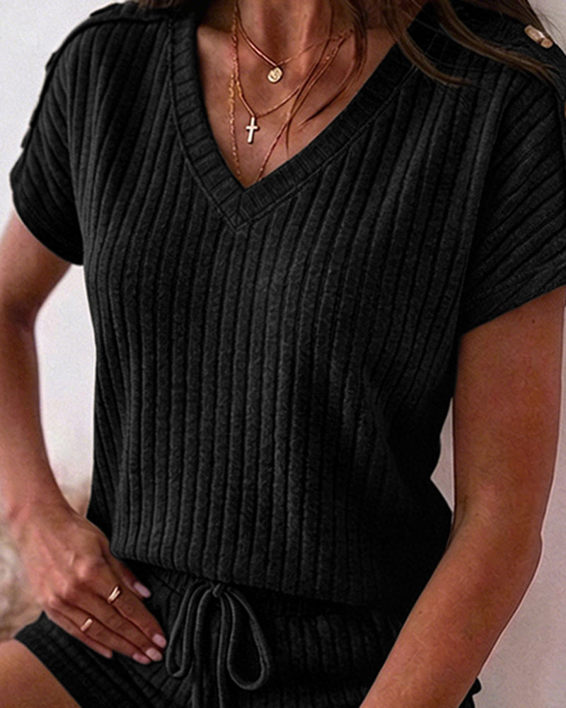Denise™ | Tweedelige outfits voor dames van geribbeld breiwerk: set bestaande uit een top met V-hals en korte mouwen en een short met trekkoord – casual loungepakken met zakken