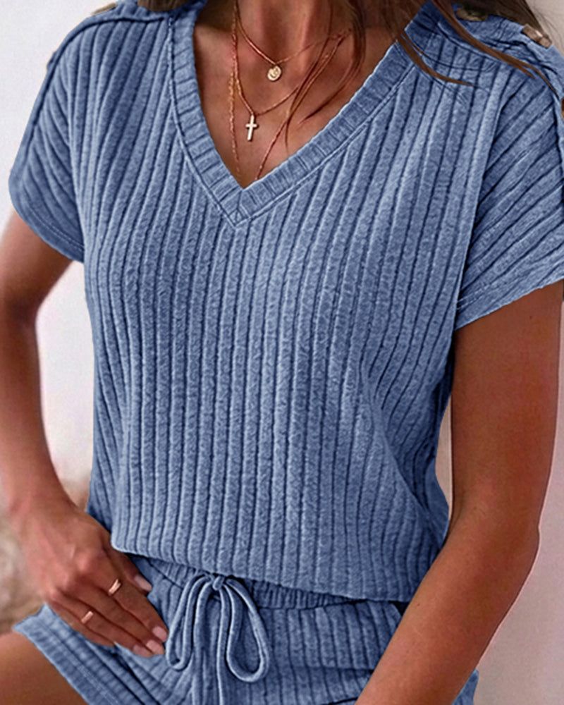 Denise™ | Tweedelige outfits voor dames van geribbeld breiwerk: set bestaande uit een top met V-hals en korte mouwen en een short met trekkoord – casual loungepakken met zakken