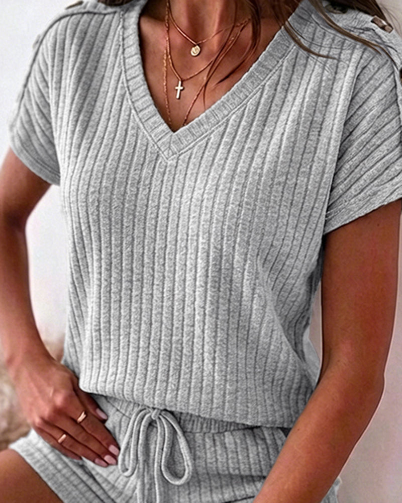 Denise™ | Tweedelige outfits voor dames van geribbeld breiwerk: set bestaande uit een top met V-hals en korte mouwen en een short met trekkoord – casual loungepakken met zakken