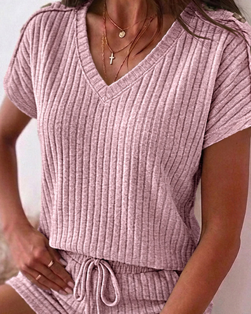 Denise™ | Tweedelige outfits voor dames van geribbeld breiwerk: set bestaande uit een top met V-hals en korte mouwen en een short met trekkoord – casual loungepakken met zakken